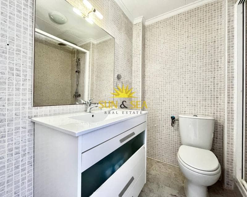 Appartement de 2 chambres à louer à Torrevieja avec piscine - 1 100 € (Ref: 8133221)