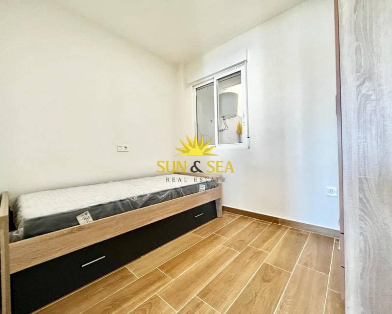 Appartement de 2 chambres à louer à Torrevieja avec piscine - 1 100 € (Ref: 8133221)