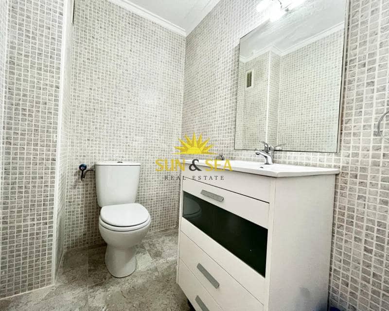 Appartement de 2 chambres à louer à Torrevieja avec piscine - 1 100 € (Ref: 8133221)