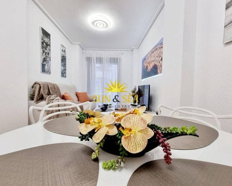 Apartamento de 2 habitaciones en Torrevieja en alquiler - 900 € (Ref: 8147724)