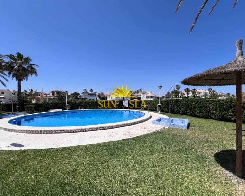 Appartement de 2 chambres de location de vacances à Orihuela Costa avec piscine - 800 € (Ref: 8321239)