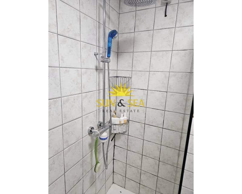 Appartement de 1 chambre à louer à Torrevieja avec piscine - 950 € (Ref: 8345742)