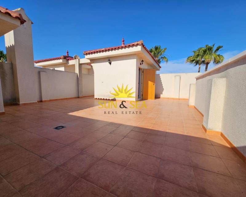 Ático de 2 habitaciones en Daya Vieja en alquiler con piscina garaje - 990 € (Ref: 8370136)
