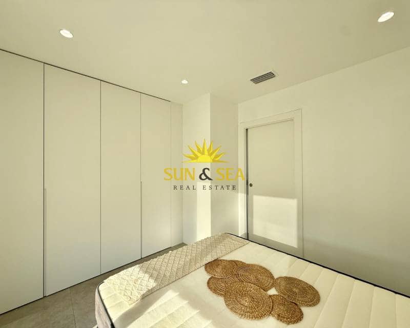 2 slaapkamer Penthouse te huur in Torrevieja met zwembad - € 1.600 (Ref: 8370434)