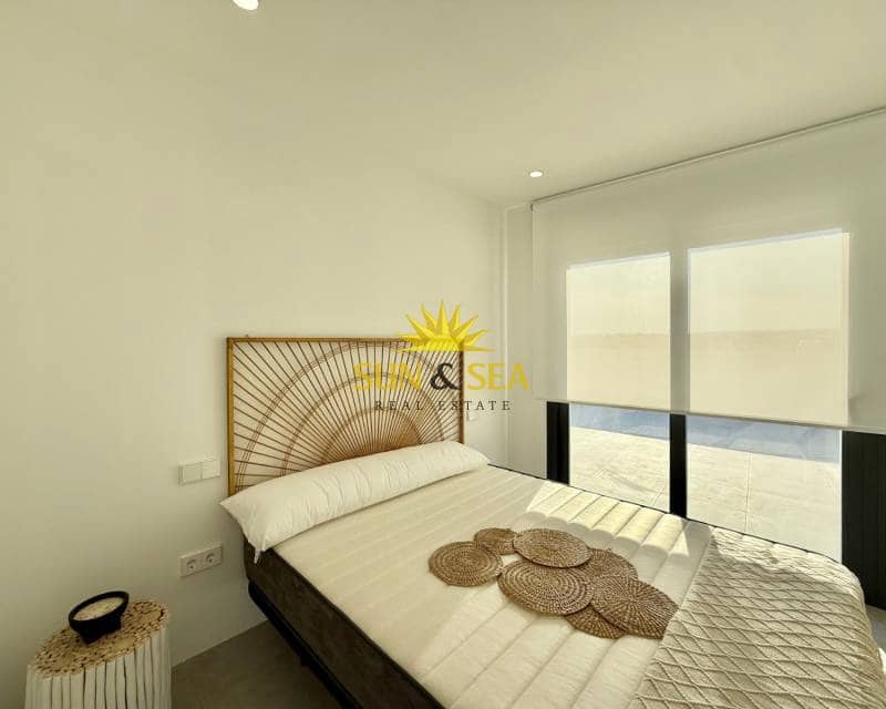 2 slaapkamer Penthouse te huur in Torrevieja met zwembad - € 1.600 (Ref: 8370434)