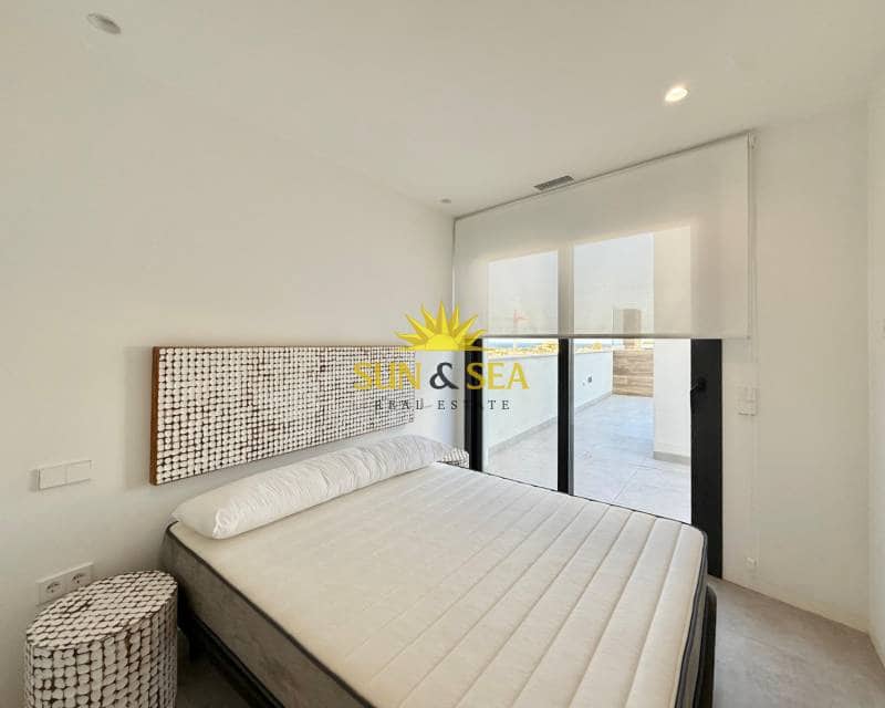 2 slaapkamer Penthouse te huur in Torrevieja met zwembad - € 1.600 (Ref: 8370434)