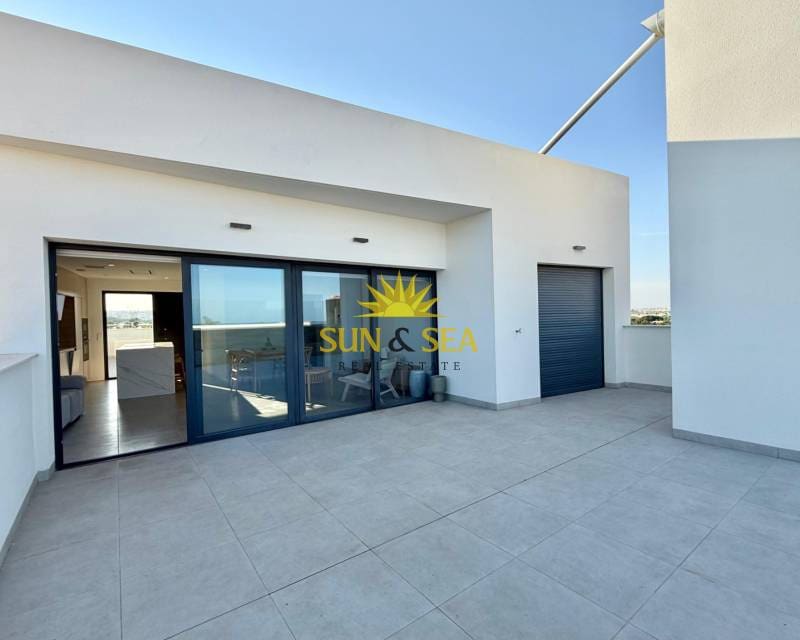2 slaapkamer Penthouse te huur in Torrevieja met zwembad - € 1.600 (Ref: 8370434)