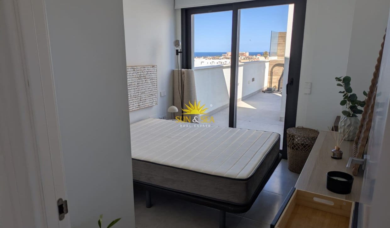 2 bedroom Penthouse for rent in Torrevieja with pool - € 1,800 (Ref: 8370434)