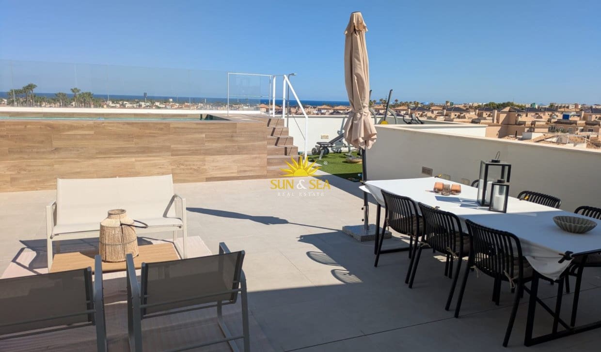 2 bedroom Penthouse for rent in Torrevieja with pool - € 1,800 (Ref: 8370434)