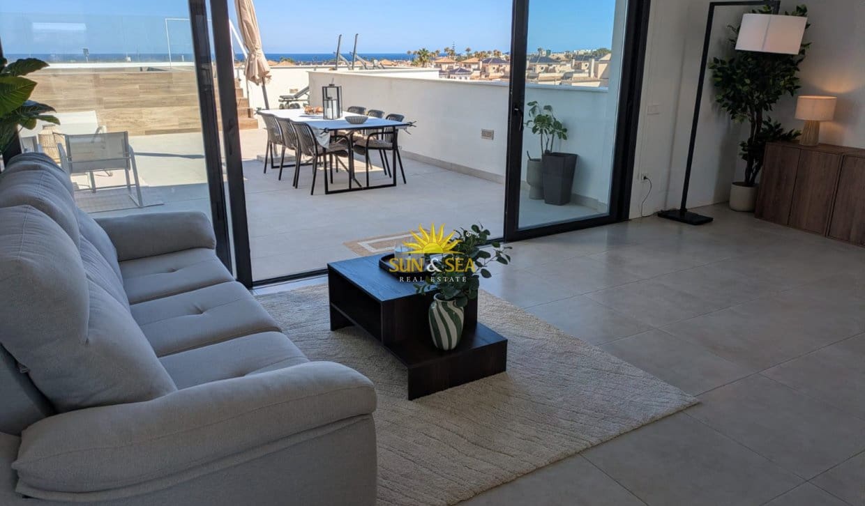 2 bedroom Penthouse for rent in Torrevieja with pool - € 1,800 (Ref: 8370434)