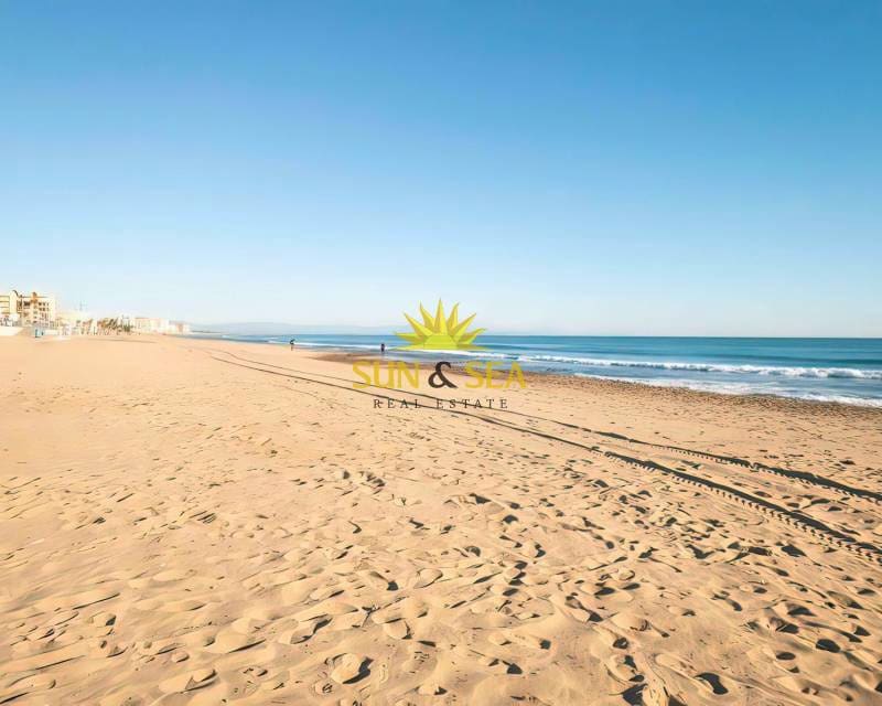 2 Zimmer Apartment zu vermieten in Guardamar del Segura mit Pool Garage - 1.200 € (Ref: 8425803)