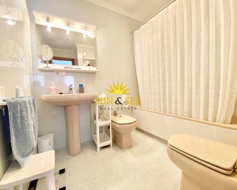 2 bedroom Apartment for rent in Torrevieja with garage - € 1,100 (Ref: 8452912)