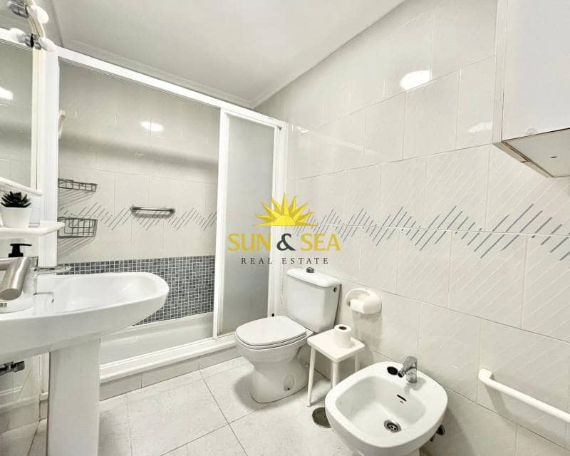 Appartement de 2 chambres à louer à Torrevieja avec garage - 1 200 € (Ref: 8452912)