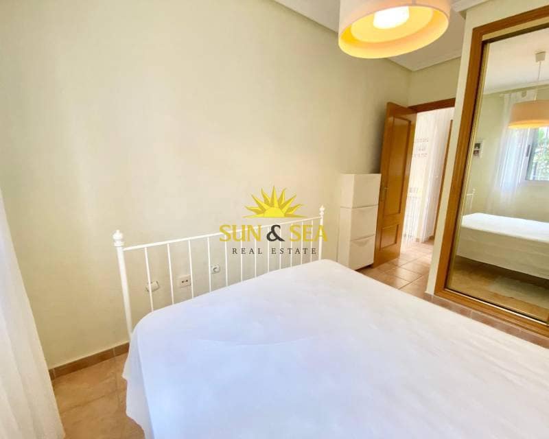 2 makuuhuone Omakotitalo vuokrattavana paikassa Guardamar del Segura mukana uima-altaan 
autotalli - 700 € (Ref: 8471466)