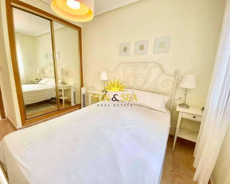 2 makuuhuone Omakotitalo vuokrattavana paikassa Guardamar del Segura mukana uima-altaan 
autotalli - 700 € (Ref: 8471466)