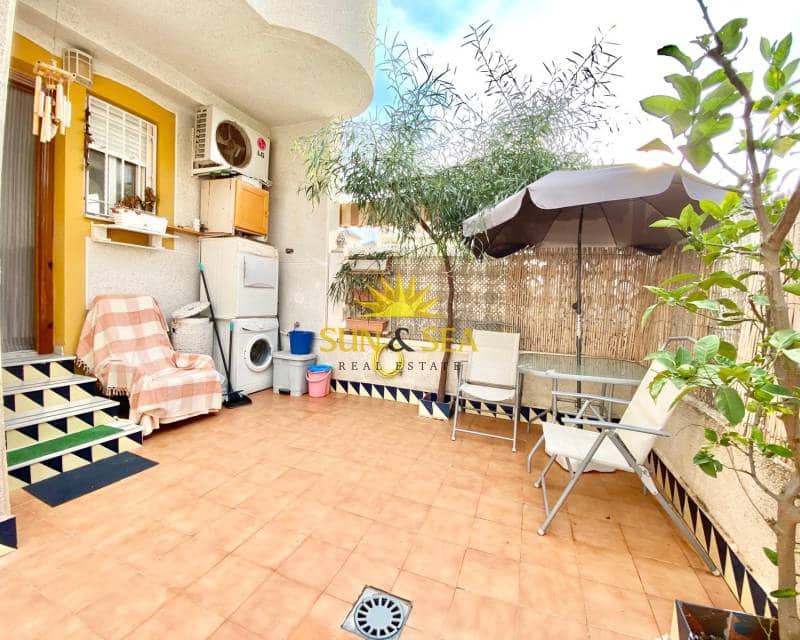 2 makuuhuone Omakotitalo vuokrattavana paikassa Guardamar del Segura mukana uima-altaan 
autotalli - 700 € (Ref: 8471466)