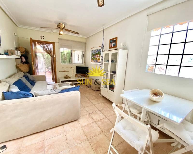 2 makuuhuone Omakotitalo vuokrattavana paikassa Guardamar del Segura mukana uima-altaan 
autotalli - 700 € (Ref: 8471466)