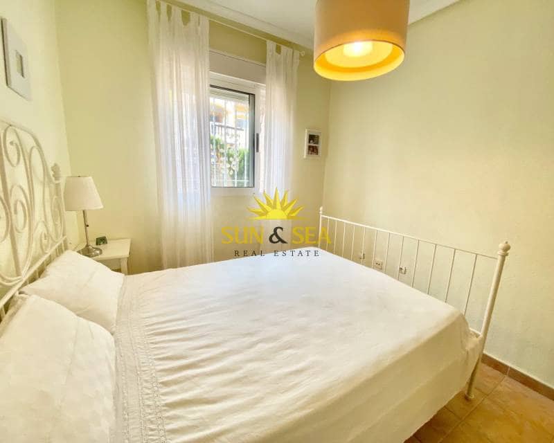 2 makuuhuone Omakotitalo vuokrattavana paikassa Guardamar del Segura mukana uima-altaan 
autotalli - 700 € (Ref: 8471466)