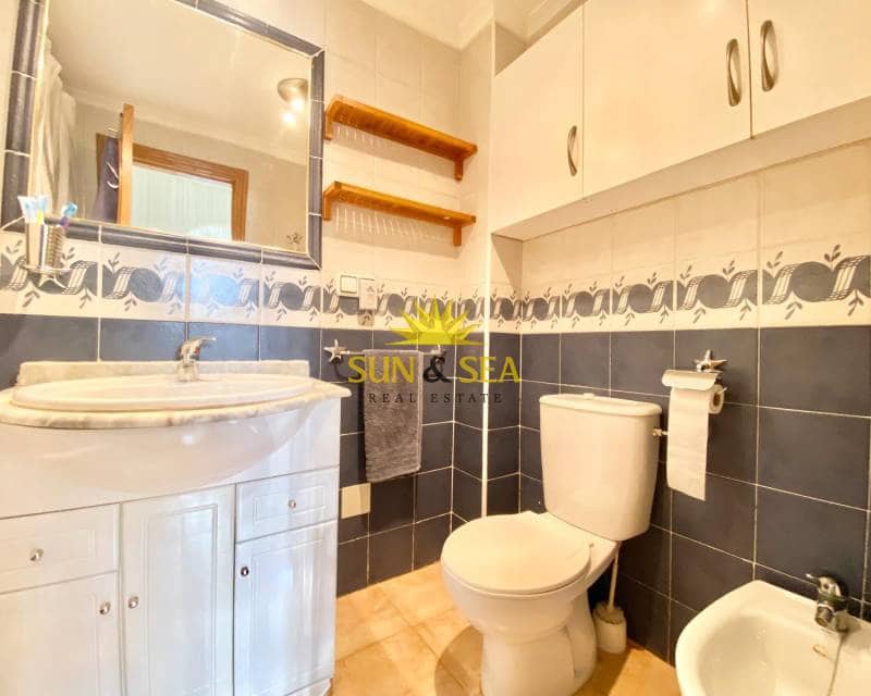 2 makuuhuone Omakotitalo vuokrattavana paikassa Guardamar del Segura mukana uima-altaan 
autotalli - 700 € (Ref: 8471466)