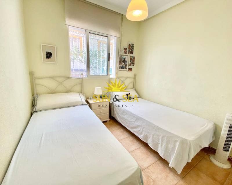 2 makuuhuone Omakotitalo vuokrattavana paikassa Guardamar del Segura mukana uima-altaan 
autotalli - 700 € (Ref: 8471466)