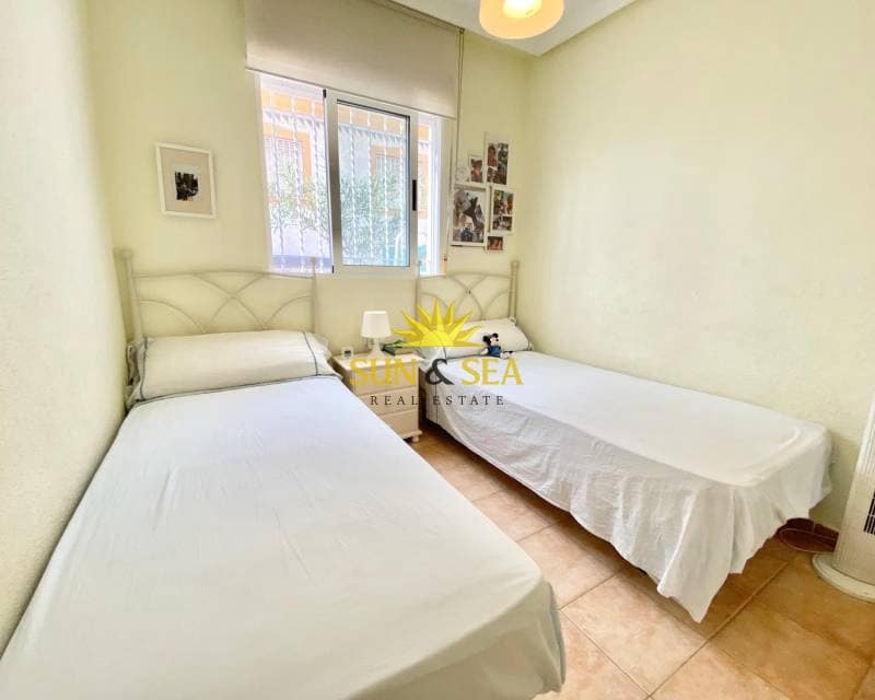 2 makuuhuone Omakotitalo vuokrattavana paikassa Guardamar del Segura mukana uima-altaan 
autotalli - 700 € (Ref: 8471466)