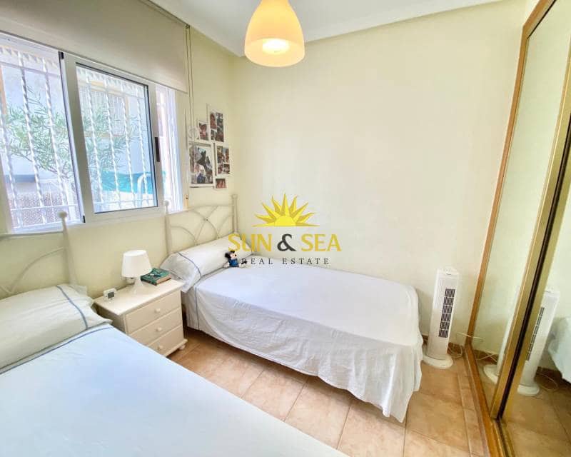 2 makuuhuone Omakotitalo vuokrattavana paikassa Guardamar del Segura mukana uima-altaan 
autotalli - 700 € (Ref: 8471466)