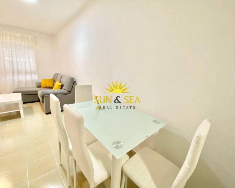 Apartamento de 2 habitaciones en Torrevieja en alquiler - 750 € (Ref: 8473283)