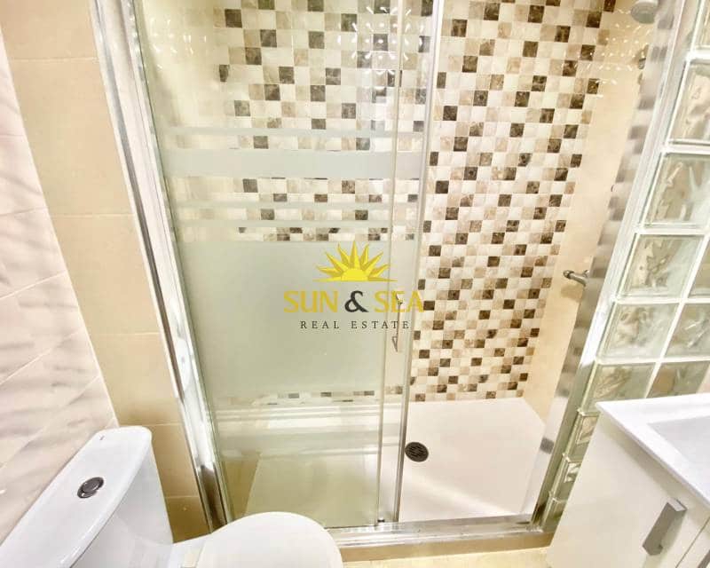 Apartamento de 2 habitaciones en Torrevieja en alquiler - 750 € (Ref: 8473283)