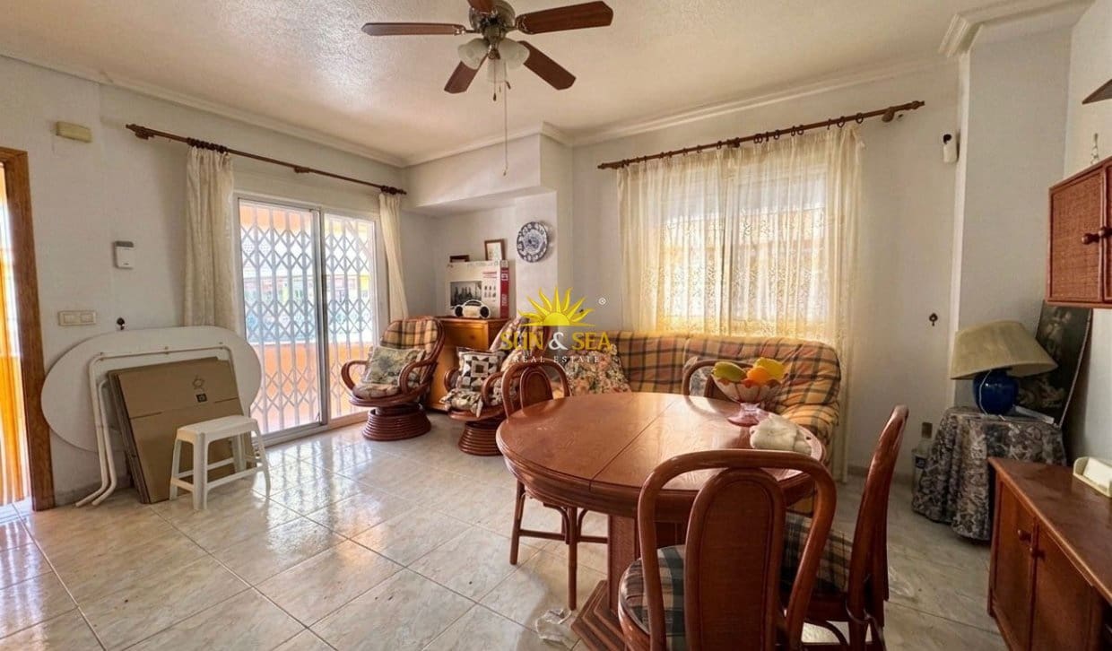 2 soverom Leilighet til leie i Torrevieja med garasje - € 900 (Ref: 8482465)