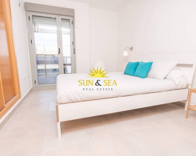 2 soveværelse Penthouse til leje i La Manga del Mar Menor med swimmingpool garage - € 880 (Ref: 8637369)