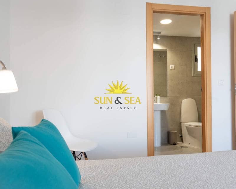 2 soveværelse Penthouse til leje i La Manga del Mar Menor med swimmingpool garage - € 880 (Ref: 8637369)