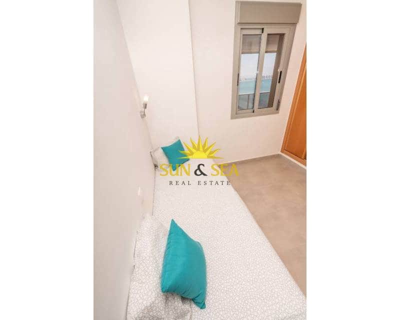 2 soveværelse Penthouse til leje i La Manga del Mar Menor med swimmingpool garage - € 880 (Ref: 8637369)