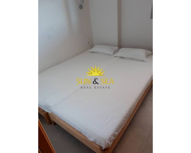 2 soveværelse Penthouse til leje i La Manga del Mar Menor med swimmingpool garage - € 880 (Ref: 8637369)