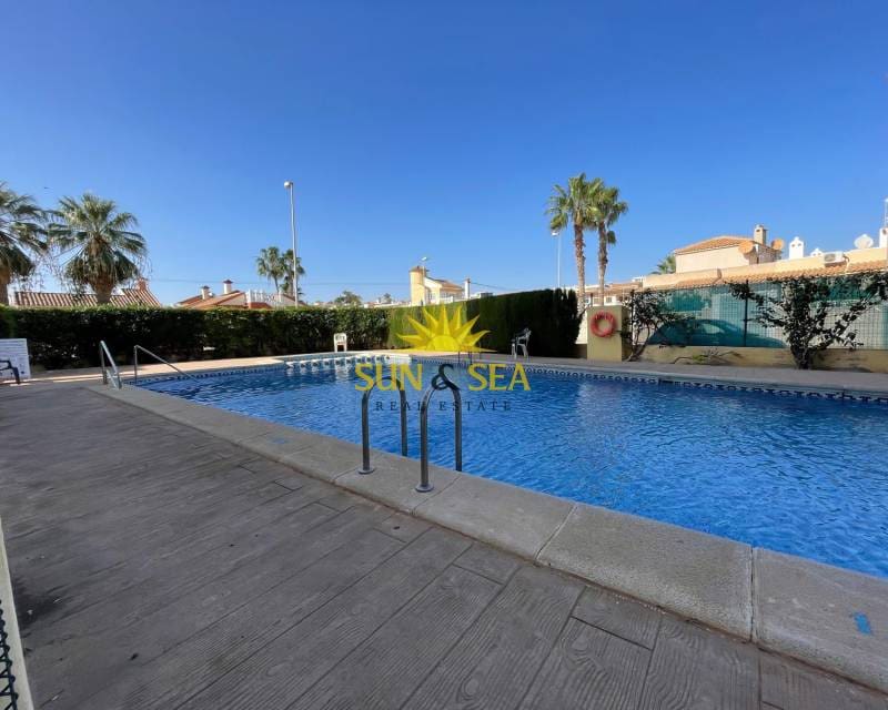 2 quarto Apartamento para arrendar em Playa Flamenca com piscina - 800 € (Ref: 8648605)