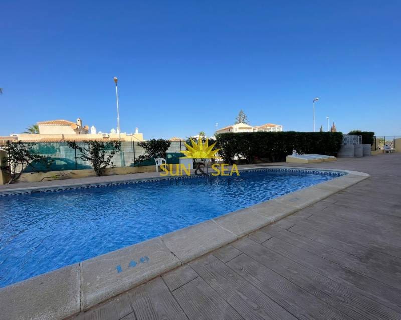 2 quarto Apartamento para arrendar em Playa Flamenca com piscina - 800 € (Ref: 8648605)