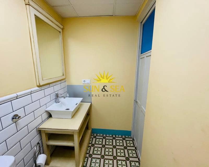 2 slaapkamer Appartement te huur in Alicante stad - € 1.200 (Ref: 8679090)