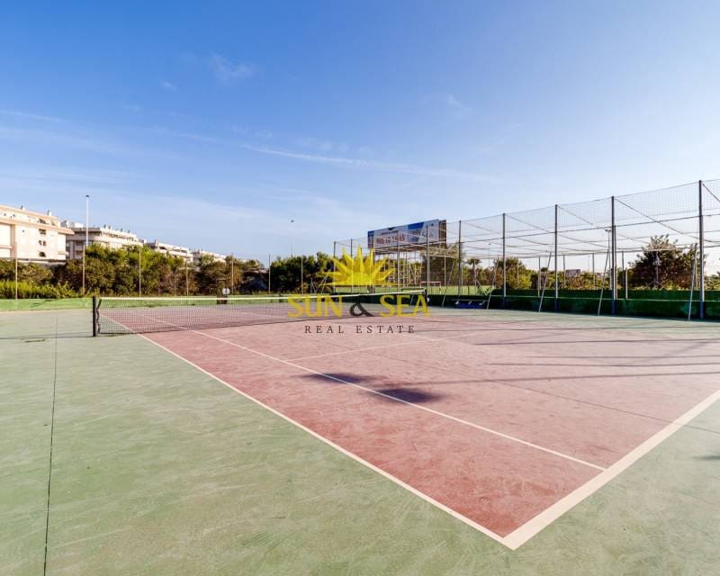 2 bedroom Townhouse for rent in Torrevieja with pool garage - € 850 (Ref: 8680366)