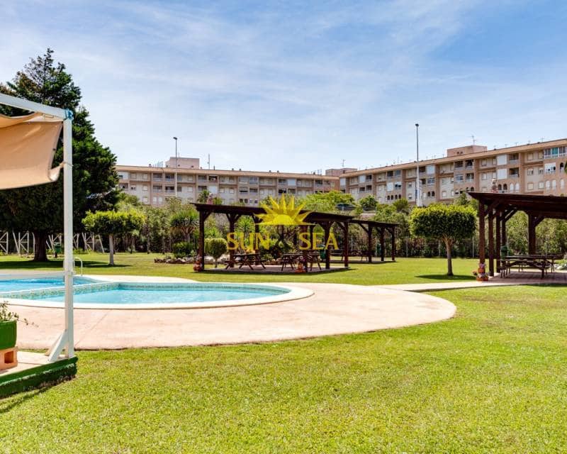 2 bedroom Townhouse for rent in Torrevieja with pool garage - € 850 (Ref: 8680366)