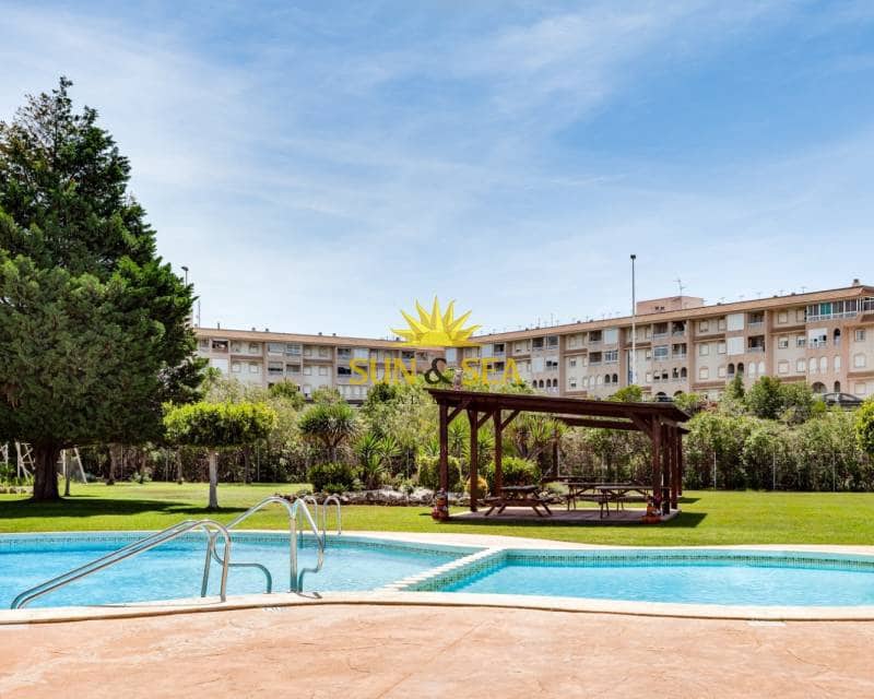 2 bedroom Townhouse for rent in Torrevieja with pool garage - € 850 (Ref: 8680366)