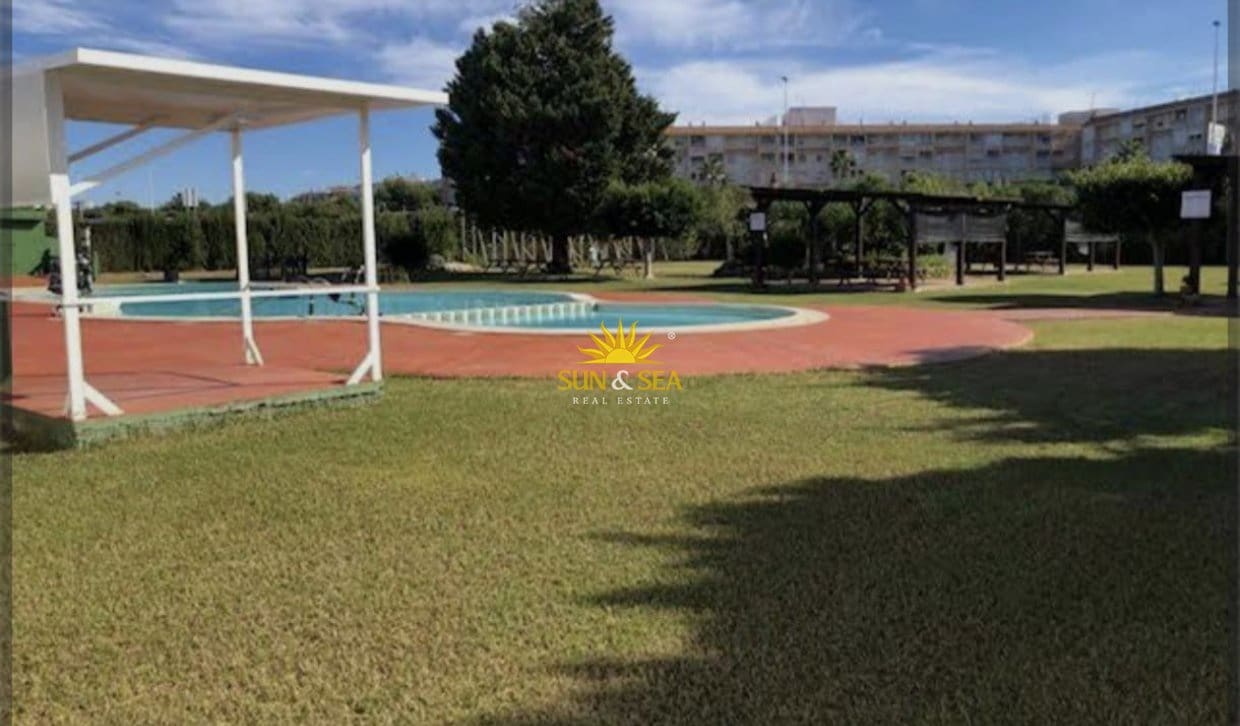 2 soveværelse Byhus til leje i Torrevieja med swimmingpool garage - € 850 (Ref: 8680366)