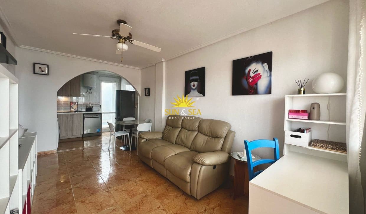 2 soveværelse Byhus til leje i Torrevieja med swimmingpool garage - € 850 (Ref: 8680366)