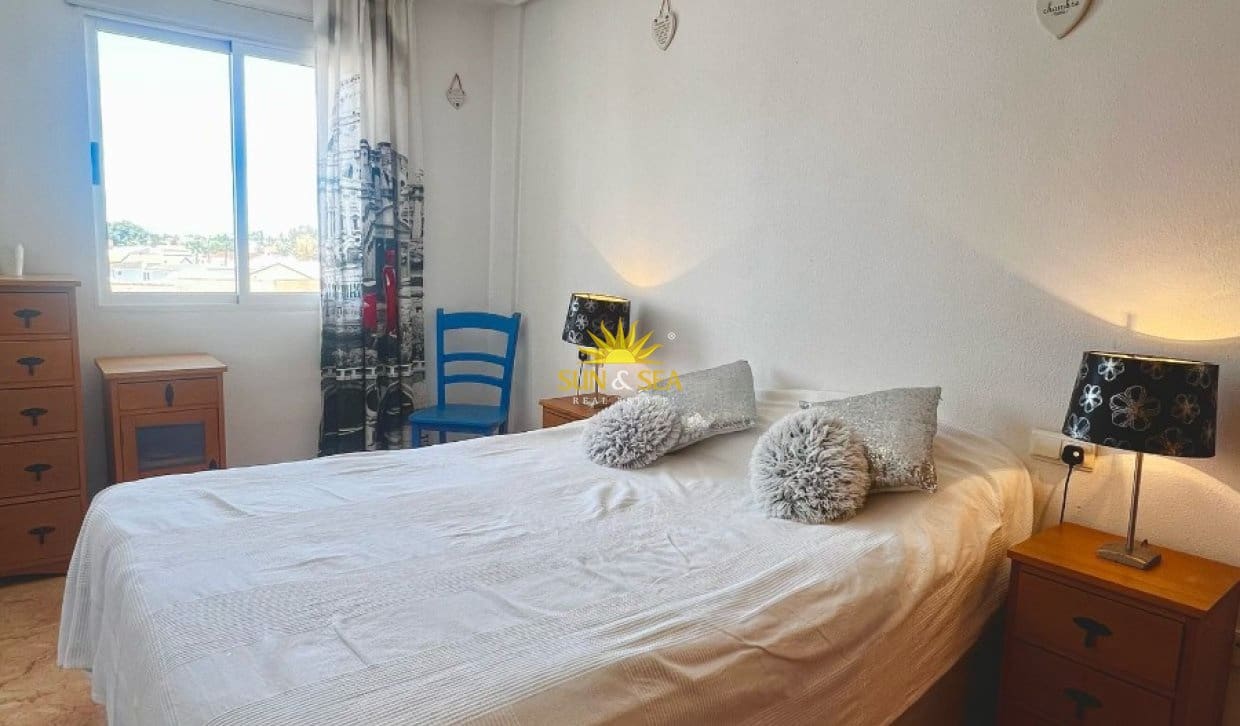 2 soveværelse Byhus til leje i Torrevieja med swimmingpool garage - € 850 (Ref: 8680366)