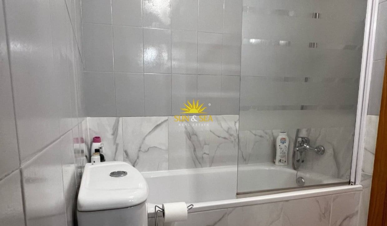 2 soveværelse Byhus til leje i Torrevieja med swimmingpool garage - € 850 (Ref: 8680366)