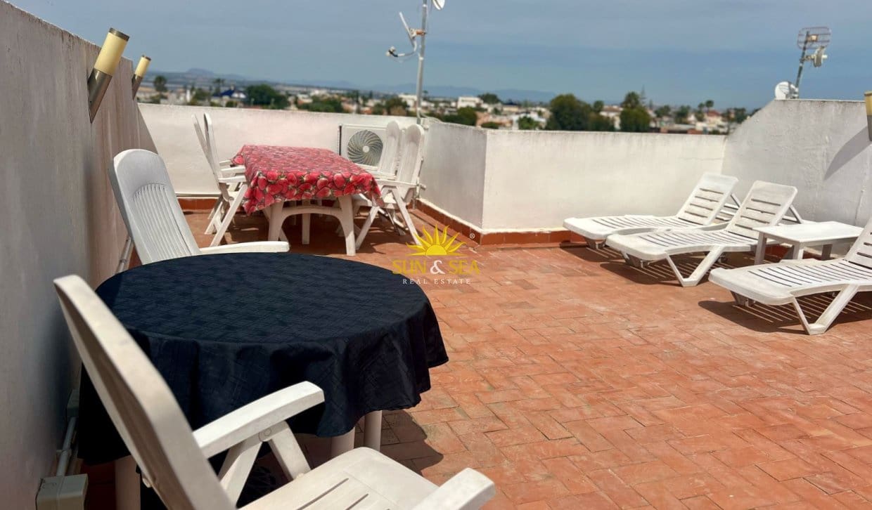 2 soveværelse Byhus til leje i Torrevieja med swimmingpool garage - € 850 (Ref: 8680366)