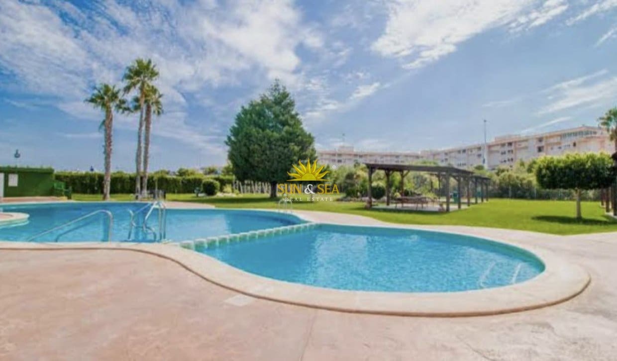 2 soveværelse Byhus til leje i Torrevieja med swimmingpool garage - € 850 (Ref: 8680366)
