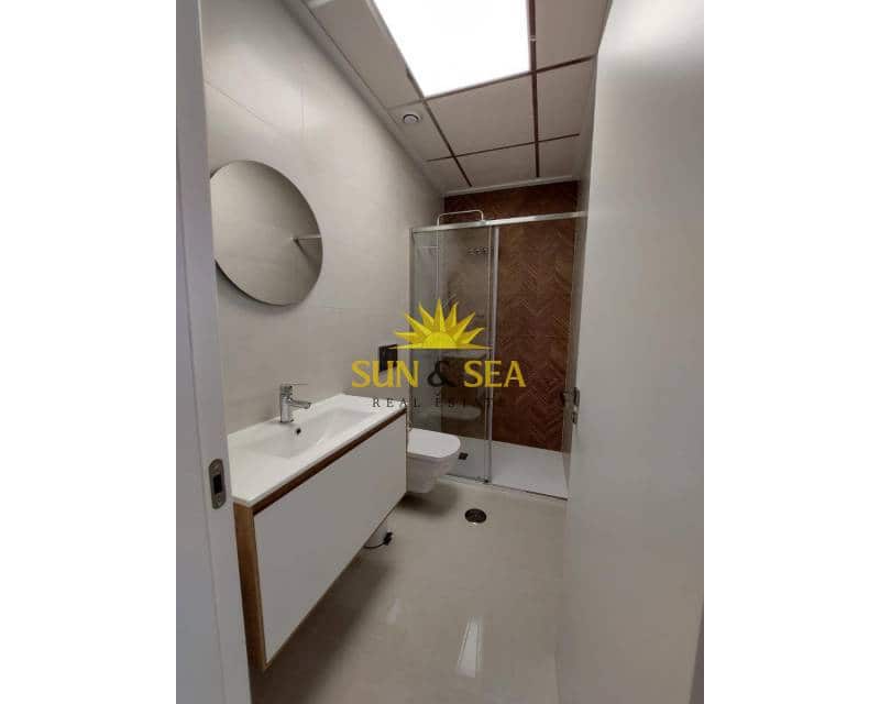 2 soverom Leilighet til leie i Torrevieja med svømmebasseng garasje - € 1 100 (Ref: 8690168)