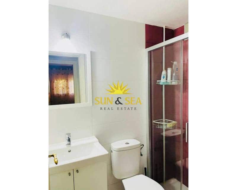 3 soveværelse Strandlejlighed til leje i La Manga del Mar Menor med swimmingpool garage - € 850 (Ref: 8692851)