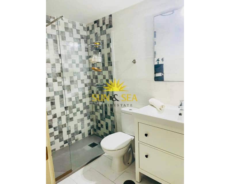 3 soveværelse Strandlejlighed til leje i La Manga del Mar Menor med swimmingpool garage - € 850 (Ref: 8692851)