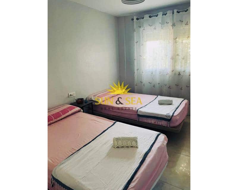 3 soveværelse Strandlejlighed til leje i La Manga del Mar Menor med swimmingpool garage - € 850 (Ref: 8692851)