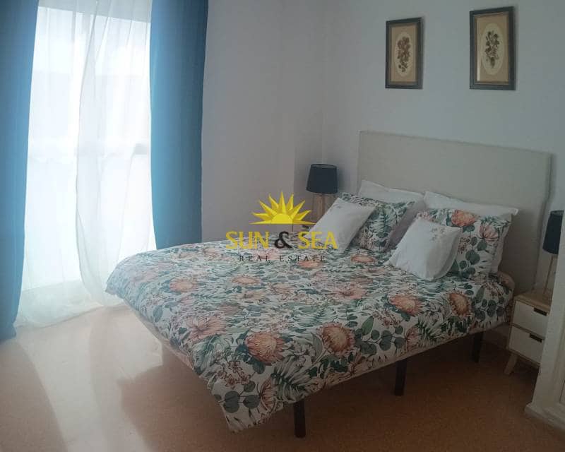 3 soveværelse Lejlighed til leje i Alicante by med swimmingpool - € 1.100 (Ref: 8692852)